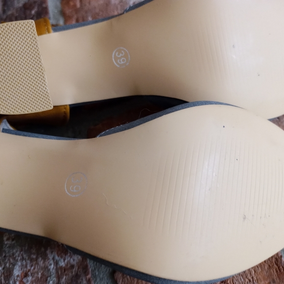 Two toned t-strap shoes - Picture 4 of 7